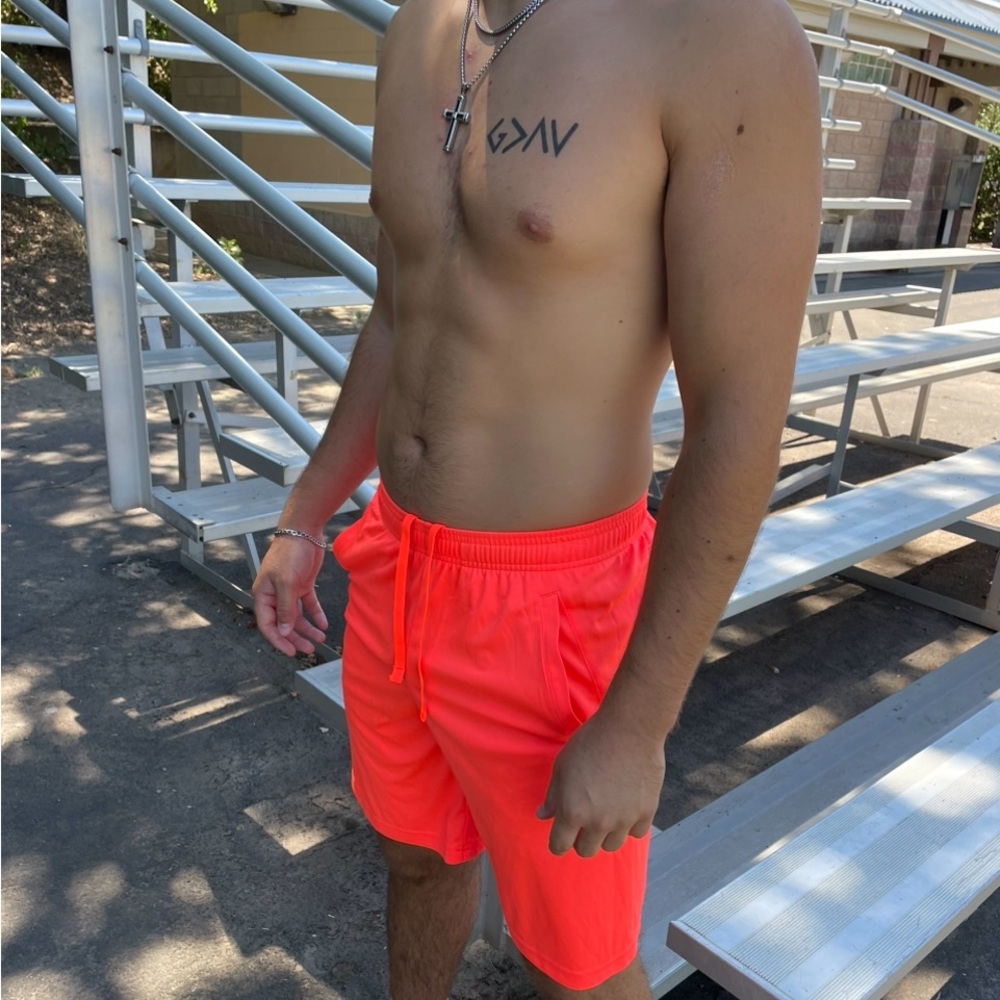 UNDER ARMOUR MEN NEON ORANGE SHORTS WORKOUT SPORT TRAINING RUNNING TECH GRAPHICS